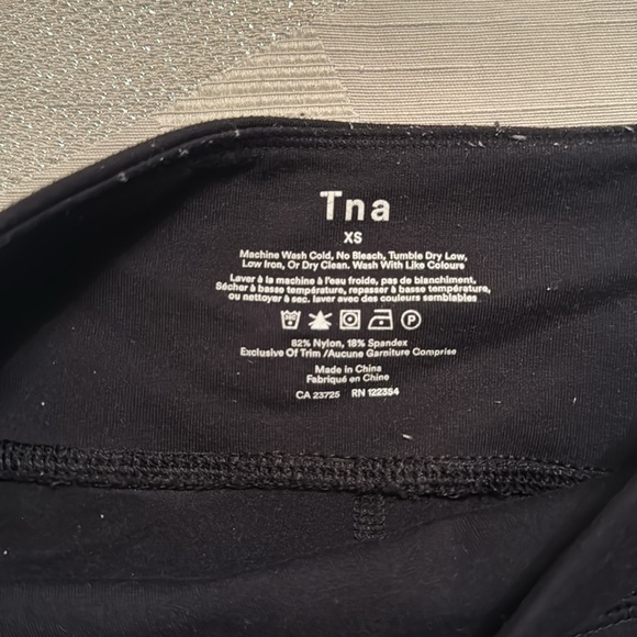 Aritzia TNA black leggings 3/4 - Picture 4 of 4